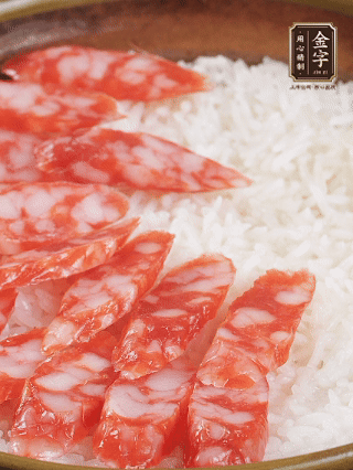 砂鍋加入半勺豬油、半勺花生油抹勻，倒入絲苗米，加水沒過大米一指高，蓋蓋大火煮至水分微干