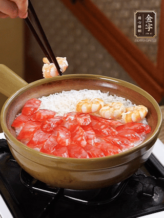 開蓋戳幾個洞均勻受熱，鋪臘腸、蝦仁，蓋蓋小火煮5分