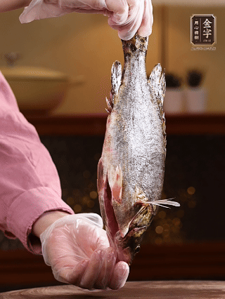 鱖魚殺好洗凈，去頭去尾留用，貼著魚背去掉主刺，再切成大小均勻的魚塊