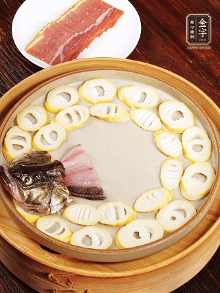 取一個深一點的盤子，按照“春筍墊底、魚肉居中、火腿蓋頂”的順序擺放。魚頭和魚尾擺在兩端，還原整魚形狀