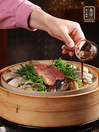 蒸魚時做蒸魚醬汁：鍋中少油，蔥白段、姜片、蒜片、洋蔥絲爆香，加2勺蒸魚豉油、3勺清水、一點白糖煮沸。（比單純淋蒸魚豉油香得多）